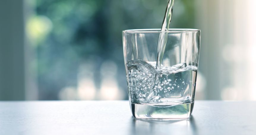 Glass water i Stock 803155598