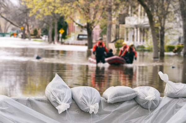 Flood protection sandbags homes respond i Stock 840710978